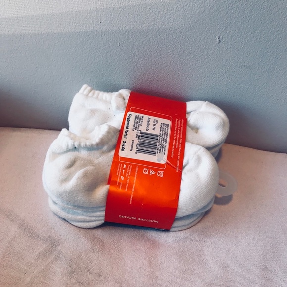 NEW**NIKE 6 X No-Show White Socks**Medium 3Y-5Y - Picture 3 of 3